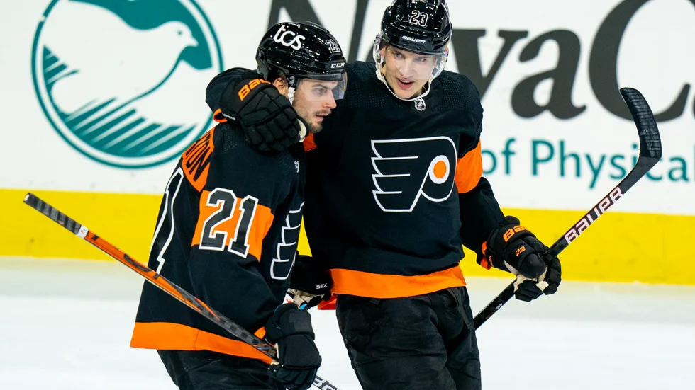 Philadelphias Oskar Lindblom, till höger, firar sitt mål mot Pittsburgh med lagkamraten Scott Laughton.