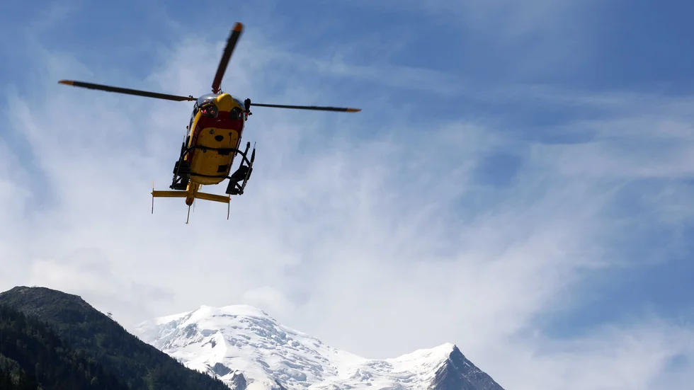 Flera personer har mist livet i olyckor i franska alperna. På bilden en tidigare räddningsinsats i Chamonixdalen.