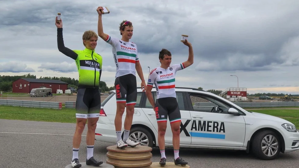 Gabriel Sandör (CK Hymer) knep förstaplatsen, millisekunder före tvåan Jacob Ahlsson (Motala AIF). Trea blev Rasmus Mikivier (CK Hymer). 