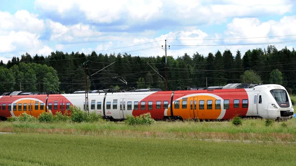 Järnvägssträckan Motala-Hallsberg är den längsta sträckan i södra Sverige, 65 kilometer, som inte har ett tågstopp, enligt debattörerna.