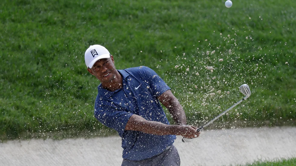 Tiger Woods hamnade nere i en bunker på det fjärde hålet.