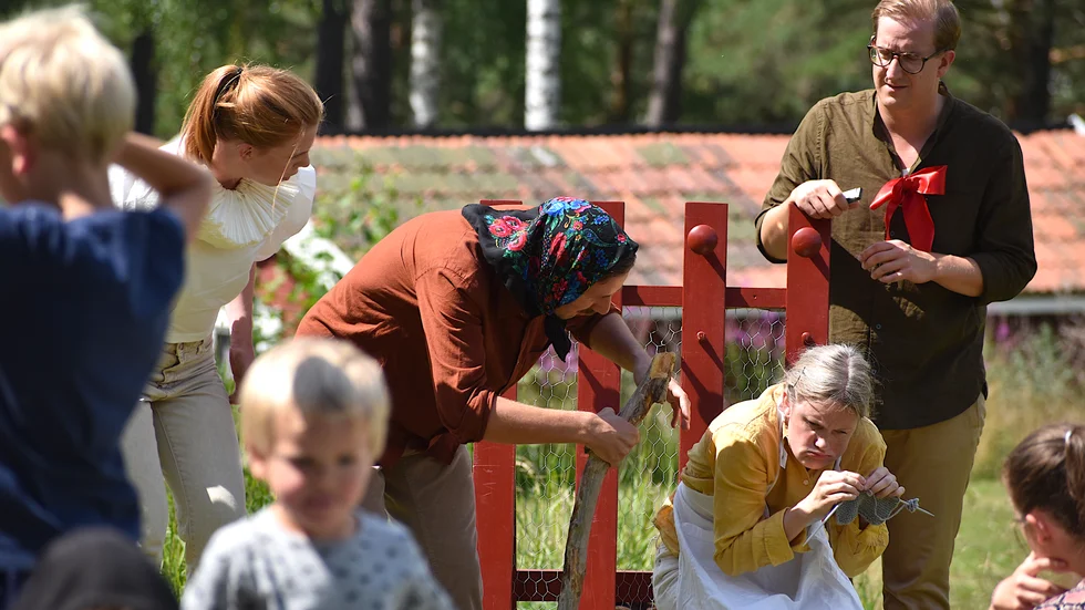 En ankunge, en bondmora och en bondgård, allt ryms på några kvadratmeter i Tillfälliga Teaterns tappning av Den Fula Ankungen.