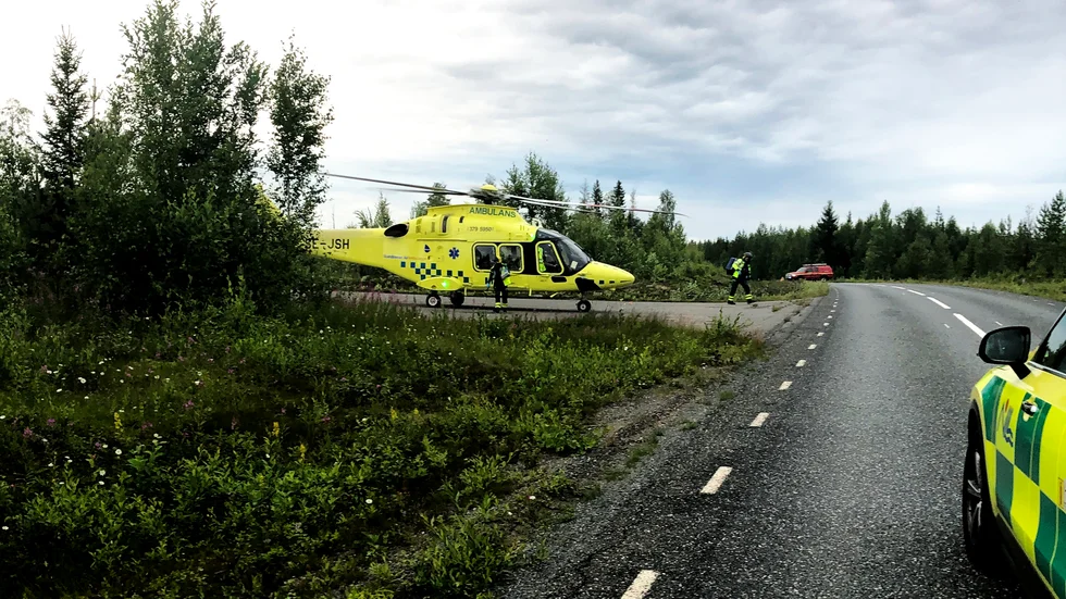 SOS larmades klockan 03.22 om en singelolycka med en personbil på väg 870 utanför Norrlångträsk i Skellefteå kommun.