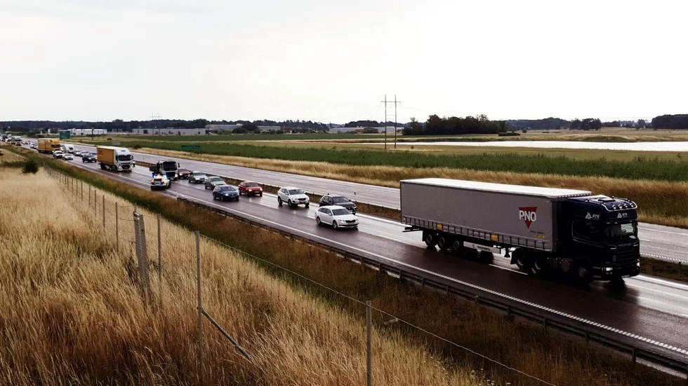 Den stillastående lastbilen orsakade långa köer.