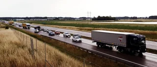 Lastbil står still – långa köer på motorvägen