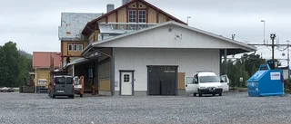 Skräpigt vid resecentrum i Älvsbyn 