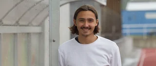 Adam Bark stortrivs med fotbollen i Motala
