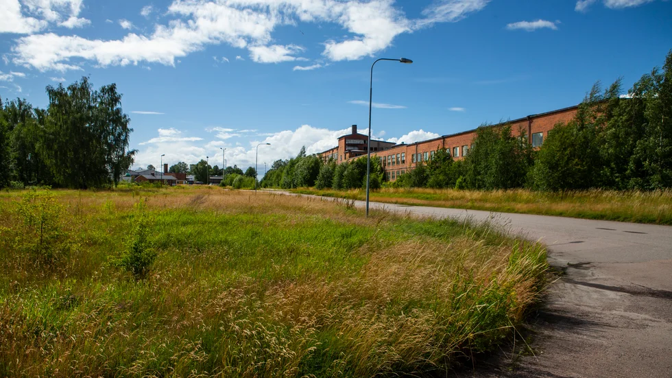Tomten ligger intill den gamla industribyggnaden.