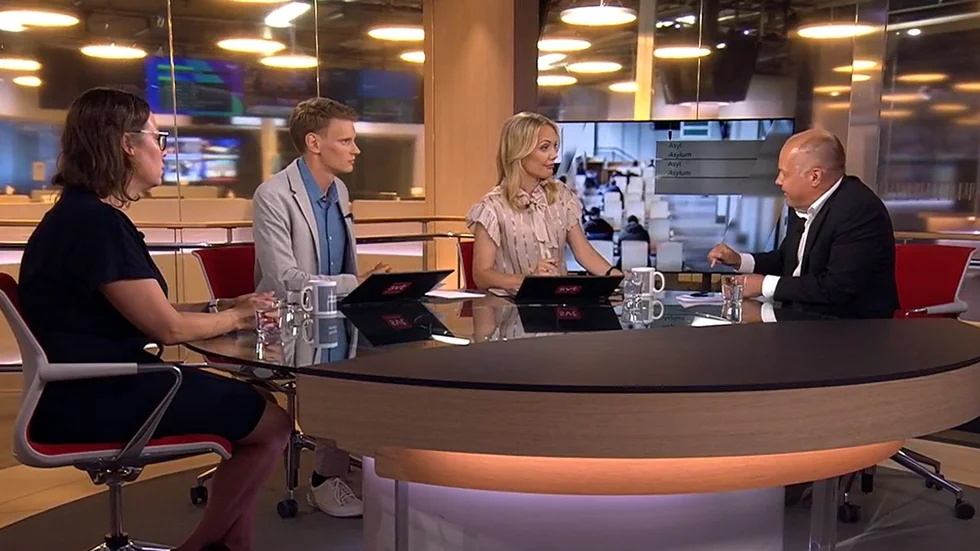 Public Service behöver borsta upp sig, skriver Anders Jonsson på ledarsidan idag. Morgan Johansson (S) och andra makthavare ska inte kunna diktera villkoren för sin medverkan. 