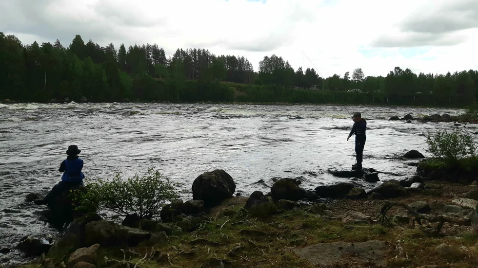 Efter att alla ätit lunch fick ungdomarna prova på att fiska vid Kamlunge. 
