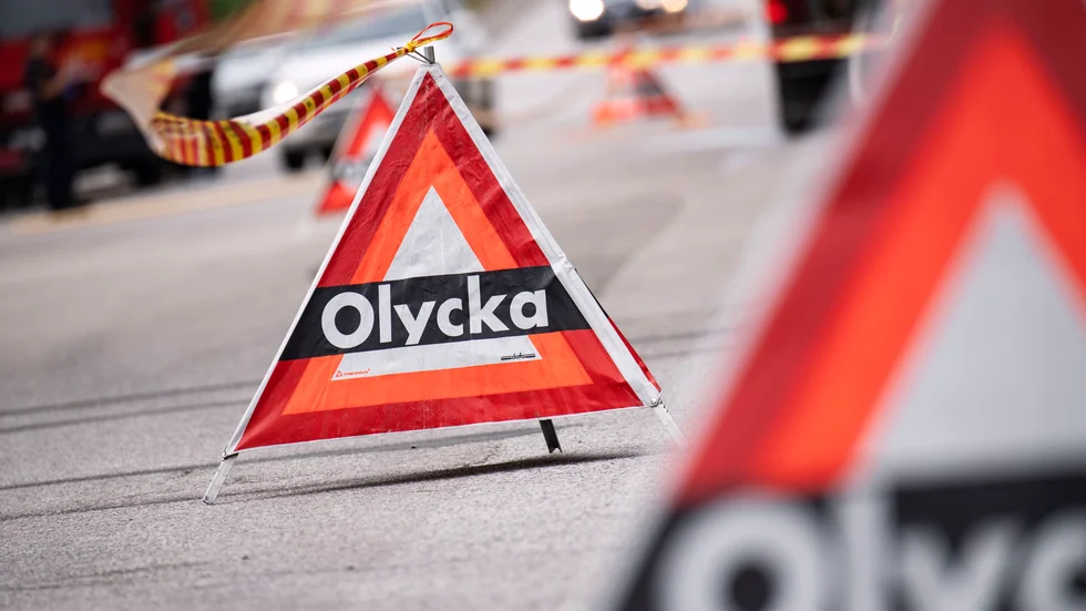 Polis, räddningstjänst, ambulans och djurambulans kallades till platsen efter krocken mellan en personbil och en hästtransport. Arkivbild.