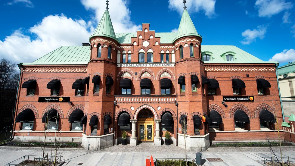 123-åringen på Öster byggs om invändigt. Samtidigt läggs bankens kontor i grannen Riksbankshuset och på Väster ner.