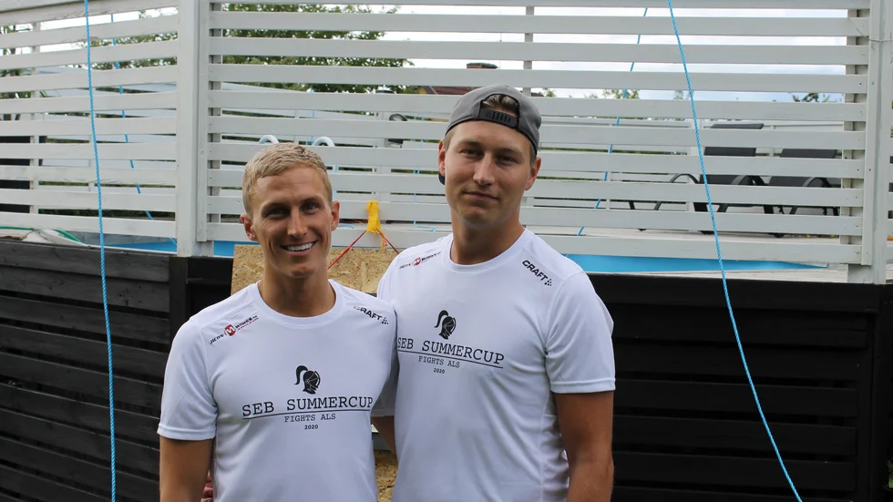 Sebastian Käller och Johan Riddarström i tävlingströjorna med trycket "SEB SUMMERCUP FIGHTS ALS"