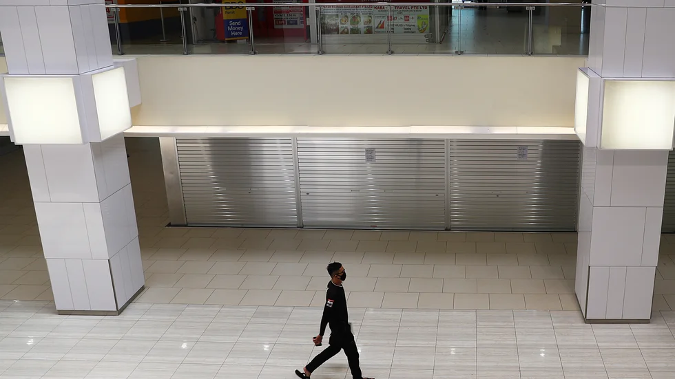 En nästintill tom shoppinggalleria i Singapore i april.