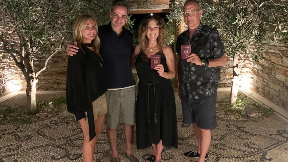 Tom Hanks och Rita Wilson visar upp sina nya pass tillsammans med Greklands premiärminister Kyriakos Mitstotakis och hans hustru Mareva Grabowski-Mitsotaki.
