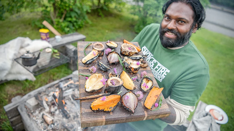 Ställ bort grillen och tänd en brasa, det är Erik ”Vilda Kocken” Brännströms bästa grilltips. 