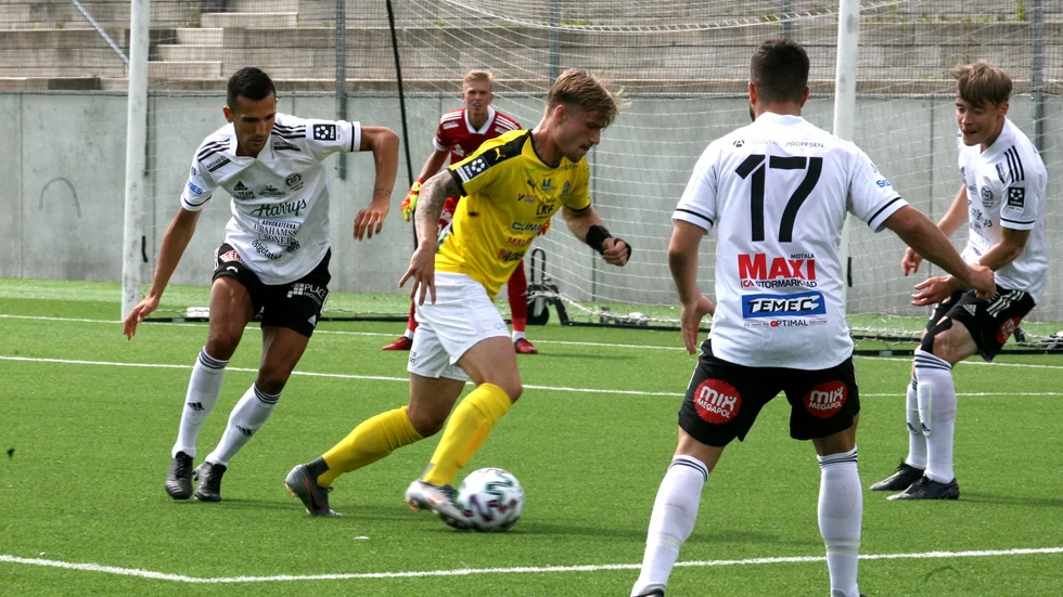 Motala AIF:s försvar, med backarna Elmer Civgin och Pontus Eriksson, är samlade när Lund attackerar in i straffområdet. Maif kom i underläge, men vände till seger på Klostergårdens IP. En stark insats igen.