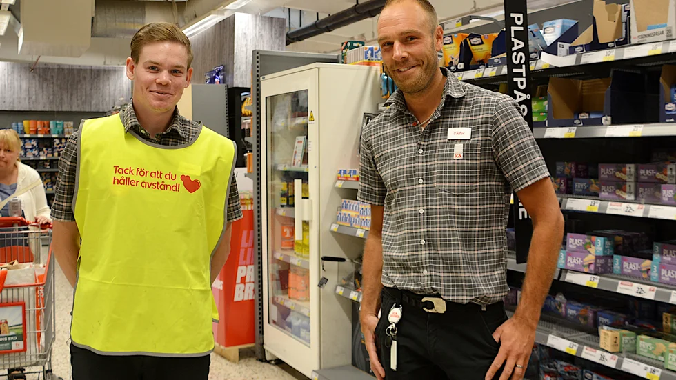 Oliver Johansson har under dagen gått runt med den gula västen på sig för att göra kunder uppmärksamma. Till höger står Viktor Lamberg. "Det viktigaste är att ta hänsyn till varandra", säger han. 