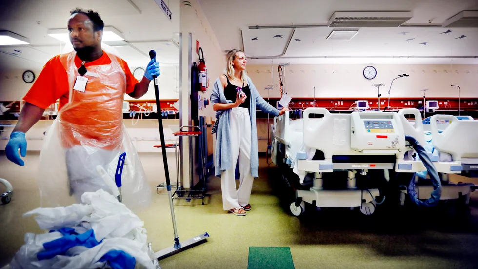 IVA-sjuksköterskan Eveline Jacobson liknade coronapandemin inne på Mälarsjukhuset vid en krigszon. Nu håller de temporära covid-avdelningarna på att stängas ned av Ibrahim Mohammed och hans kollegor.