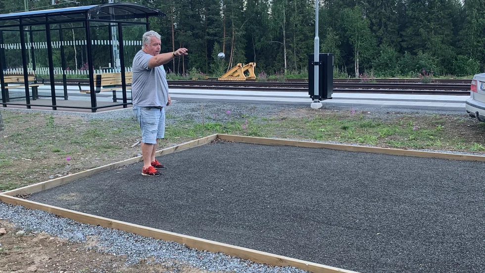 Anders Khemi från Murjeks Bollklubb testar den nya boulebanan.