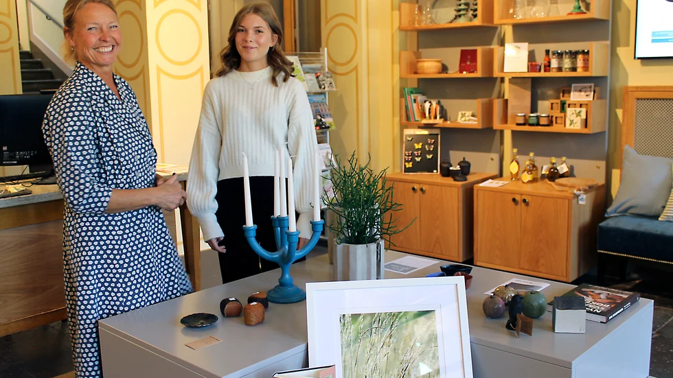 Kultursamordnare Ulrika di Martini Brakel och turistinformatör Emilia Spångberg i slottets foajé där turistbyrån och slottsbutiken samsas. 