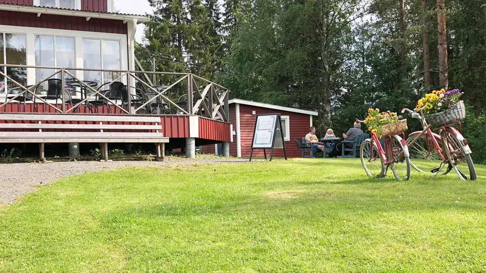 Café Strandudden i Boliden har anpassat sig efter de rådande omständigheterna. ”Det känns kul att vi kan ha öppet, även om det inte är som vanligt”, säger Jan-Erik Wikström.