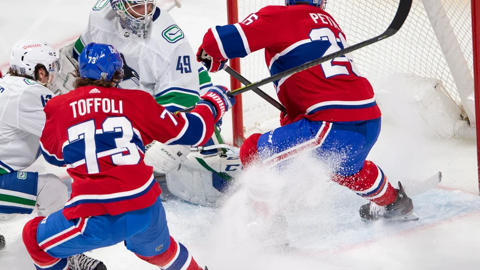 Montreals Jeff Petry gjorde två av de sex målen mot Vancouver. Här får han in pucken bakom Vancouvers Braden Holtby för andra gången i matchen.