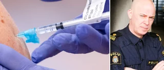 Polisen varnar för vaccinbedragare som ger sig på äldre