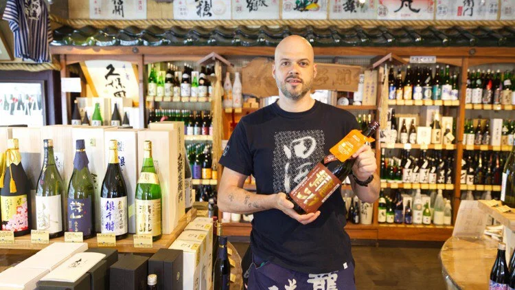 Nils Gustin arbetar i Sapporos äldste vin- och sakebutik Meishy no Yutaka. I 14 år har han bott i staden och har inga planer på att lämna Japan.