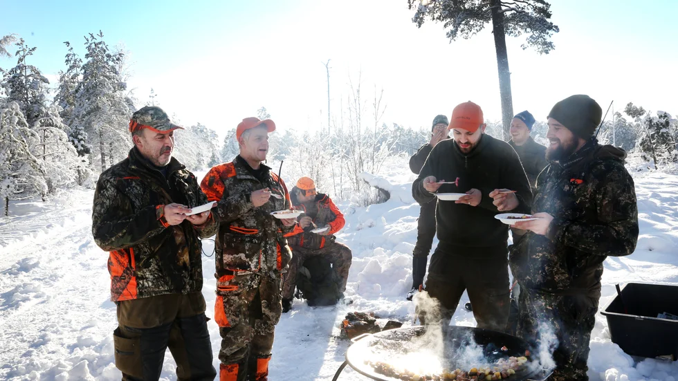 Restaurangen serverar jägarpytt på rådjur, falukorv, lök och konserverad potatis. Andreas Gahne, Stefan Gillerfors, Patrick Bendelin, Anton och Stefan Buskas och Christoffer och Christer Gahne njuter.