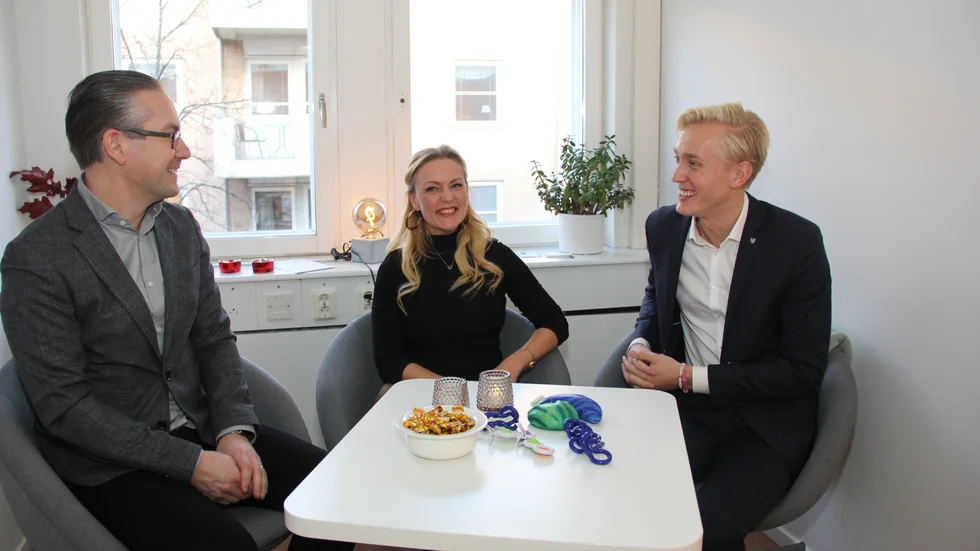 Sigtuna kommun kan nu ge ungdomar både arbetslivserfarenhet och studier. Frv förvaltningschef Mikael Brant-Lundin, chefen för Sigtuna kompetenscenter Emma Kapusta Rönnberg och Mattias Askerson.