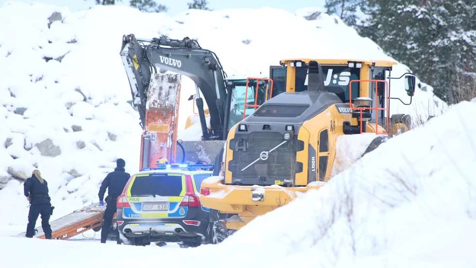 En man i 30-årsåldern avled efter en arbetsplatsolycka på Vedyxatippen utanför Uppsala. Polisen var på plats under torsdagen för att undersöka platsen för olyckan.