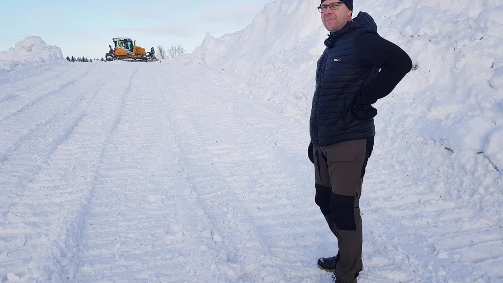 Nicklas Risberg, trafikledare på BDX, stående på snötippen i Öjebyn som måste byggas på med "en våning" och vattnas för att det ska finnas någonstans att tippa snön.