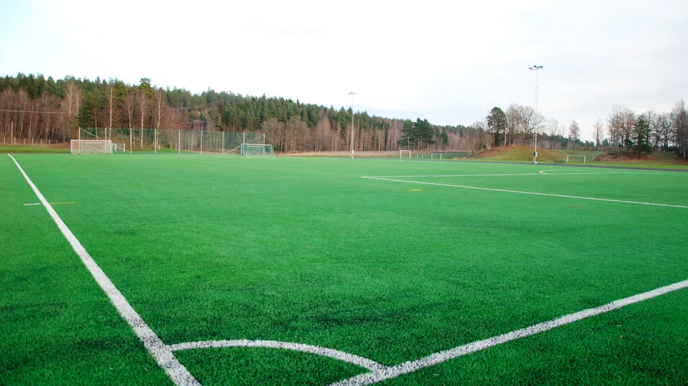 Returvärmen har sjunkit i konstgräsplanen mot tidigare år efter att Finspångs tekniska investerat i nya vämeväxlare. Tidigare behövdes det eldas extra med olja  i fjärrvärmesystemet.