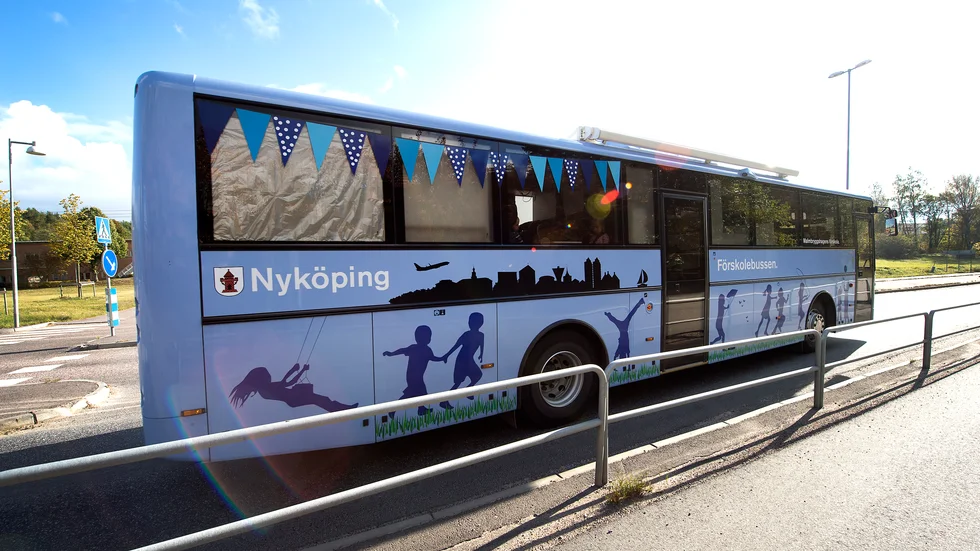 En av kommunens förskolebusar fick evakueras efter att det börjat ryka inne i bussen. (Arkivbild)