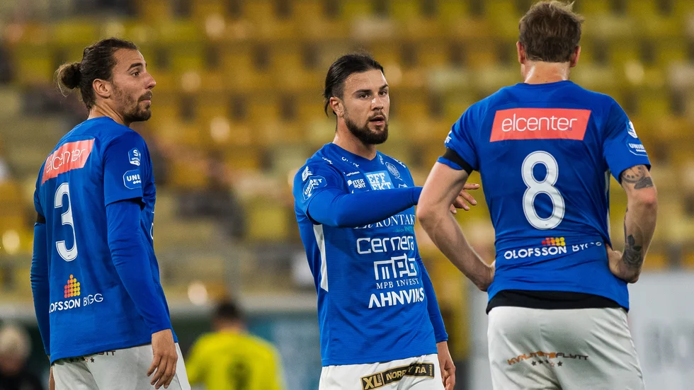 AFC Eskilstuna värvar Norrbys Abdelkarim Mammar Chaouche (mitten).
