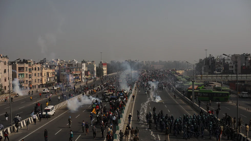 Polisen använder tårgas mot demonstranter som går in mot huvudstaden under republikens dag i New Delhi.