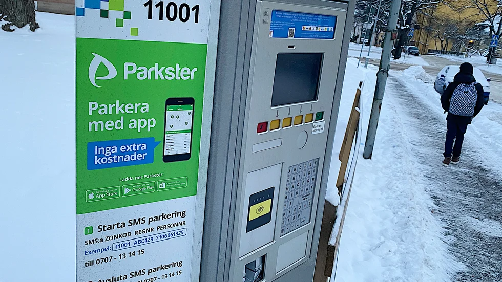 Om det inte går att betala med kort och man har gjort en felanmälan, ska man inte behöva betala eventuella böter. Det skriver en medborgare i ett förslag till regionen.