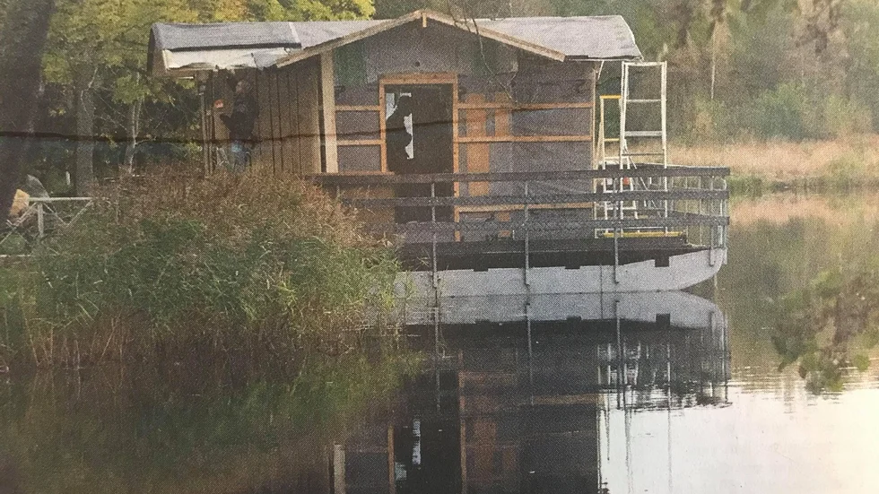 Kuriren för 10 år sedan: Vid Dufweholms herrgård håller ett antal elever från Åsa folkhögskola på att bygga ett ekohus som så småningom ska bli hotellrum.


