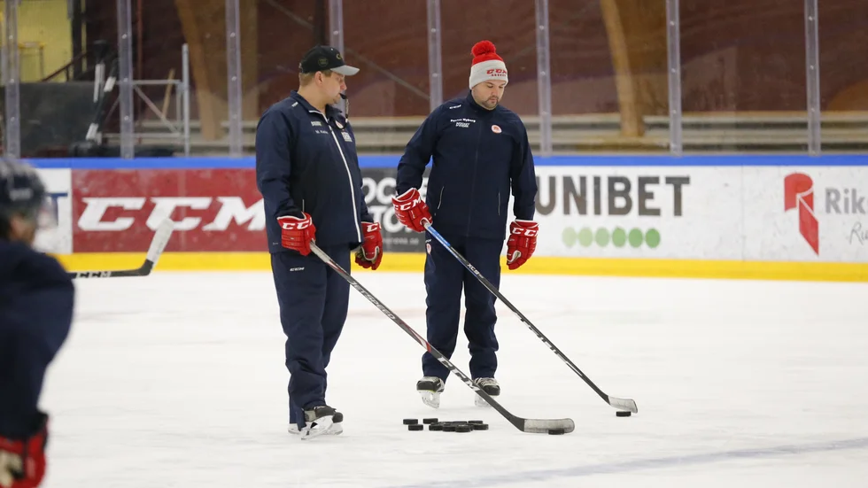 Pontus Nyberg, till höger, fick hoppa in och hjälpa till i A-lagets verksamhet under förra säsongen när juniorernas säsong avslutades.