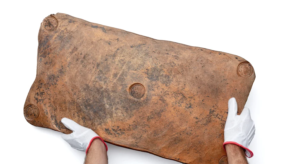 Plåtmynten väger 20 kilo styck och är några av objekten på Ekonomiska museet. Pressbild.