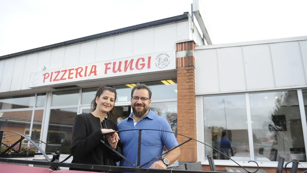 Fadia och Khalid Hadrous minns de långa köerna när de öppnade upp för 25 år sedan.