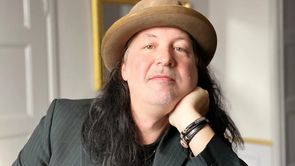 Peter Henriksson är bland annat rockmusiker och pedagog vid Katrineholms kulturskola.