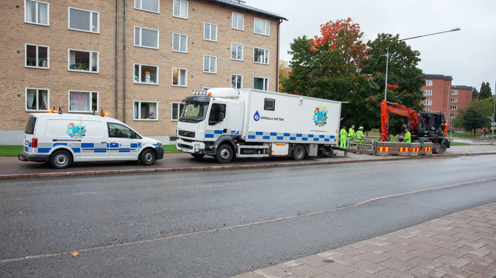 Uppsala vatten är på plats för att fixa vattenläckan. 