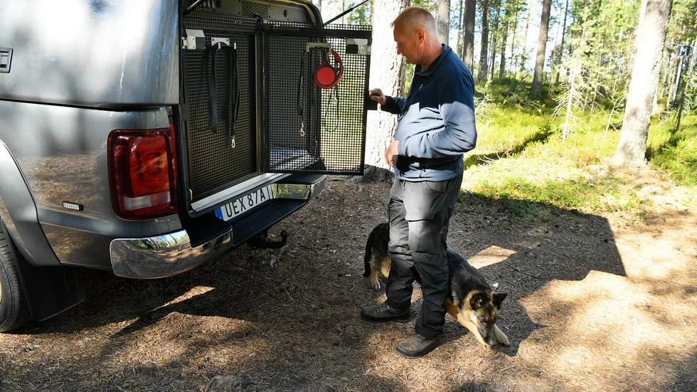 Polisens hundförare Kalle Alatalo har tillsammans med kriminalsökhunden Ixtra gjort ett stort antal sökinsatser.