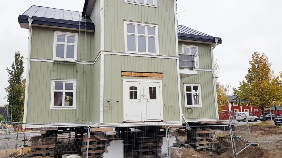 Gröna villan har hissats upp och står nu färdig för flytten som ska ske inom kort.