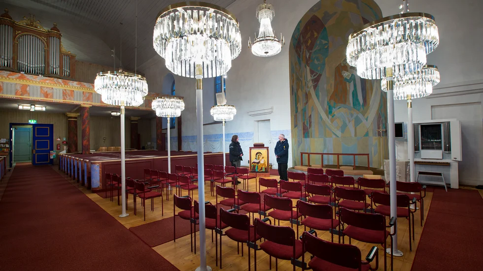Sven-Olov Grenholm skriver "20 år efter det att Svenska kyrkan skildes från staten är det märkligt att politiska partier fortfarande får styra kyrkans verksamhet". Här ses Nederluleå kyrka i Boden.