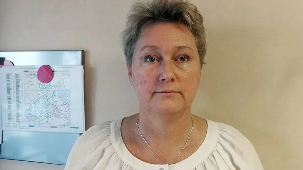 Åsa Bagger Hallsten, ordförande i Kvinno-tjejjouren Pärlan i Älvsbyn, säger att kvinnojouren kan följa med överallt i hela processen om man vill lämna ett våldsamt förhållande.