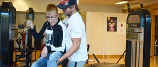 Robin, 18, kan tvingas sluta träna – gymmen saknar lift
