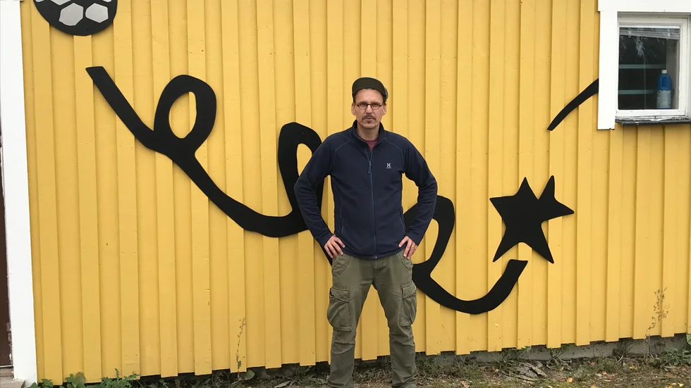 Konstnären John Rasimus har arbetat med rörelse och fart om utgångspunkt. Fotbllen och dess lufttur är utskurna i aluminium.